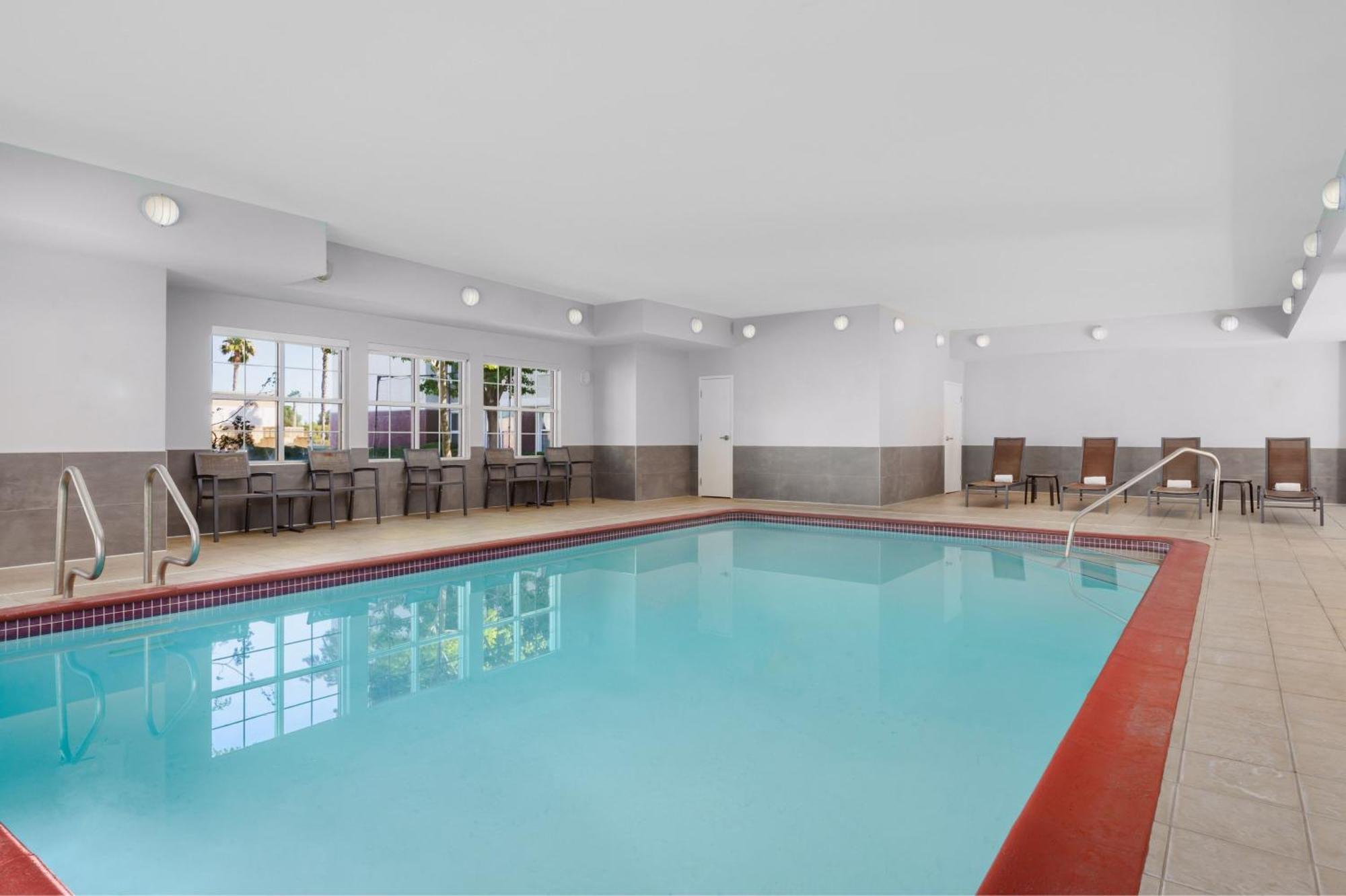 Hotel By Marriott Lancaster 3*