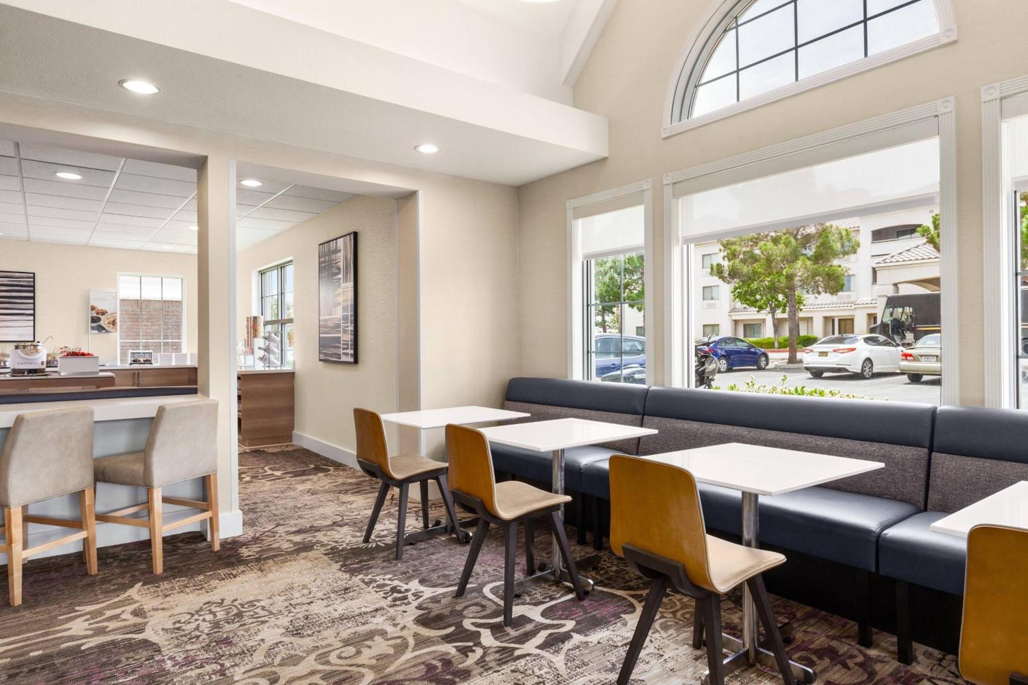 Hotel By Marriott Lancaster 3*
